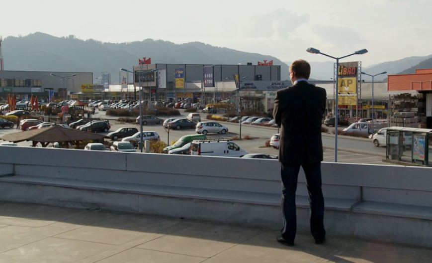 Am 23. Juni wird die #Dokumentation "Global Shopping Village" (2014) von Ulli Gladik im Admiral #Kino gezeigt. Im Anschluss findet ein Gespräch mit Expert*innen zum Thema #Infrastruktur, #Verkehr und #Bodenversiegelung statt. Karten: admiralkino.at/produktion/glo…
#shoppingcenter #film