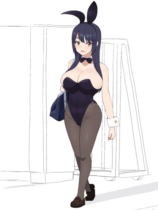 制服が自由な学校にバニースーツを着て登校する先輩 