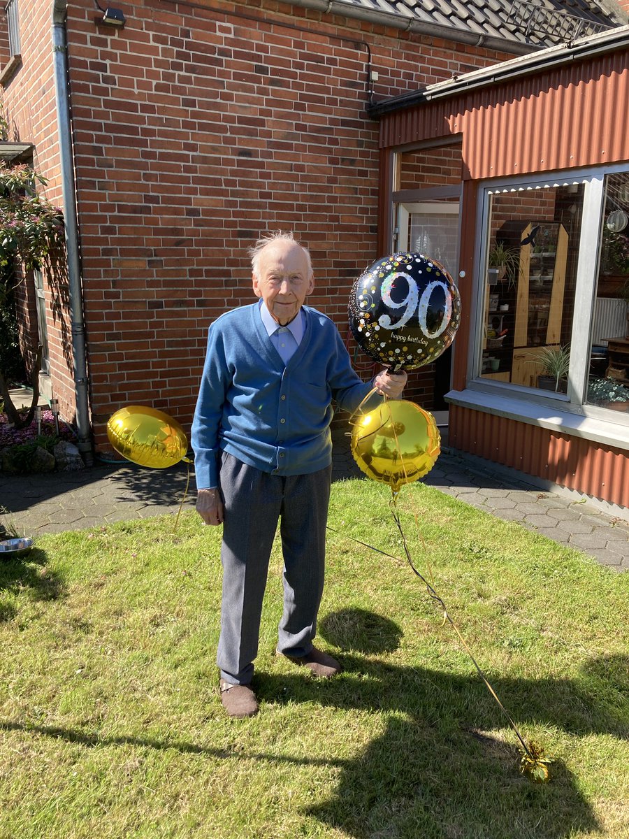 15947644's tweet photo. #happybirthday #dad #thankscoach #lordhelmut https://t.co/mMKmNKujLh