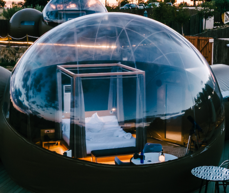 Si vives en Madrid y te gustan los alojamientos diferentes, te proponemos esta selección de 5 que están cerca. ⛺ 🏙