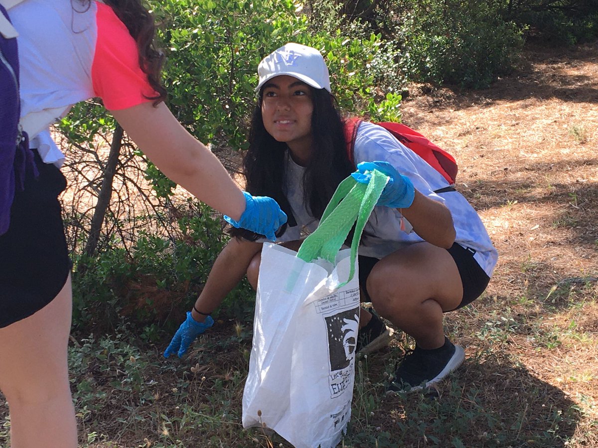 carmelitestgn's tweet photo. #ADMTWC #ESOC avui els nostres alumnes i profes de 3r ESO participen en el projecte "Let's clean up Europe" #EDTgn @EuropeDirectTGN @TGNAjuntament Fem servei comunitari, recollirem residus abocats il·legalment a les platges i boscos de Tarragona. @somifemescola @viucarmelites https://t.co/8taj2eKTTP
