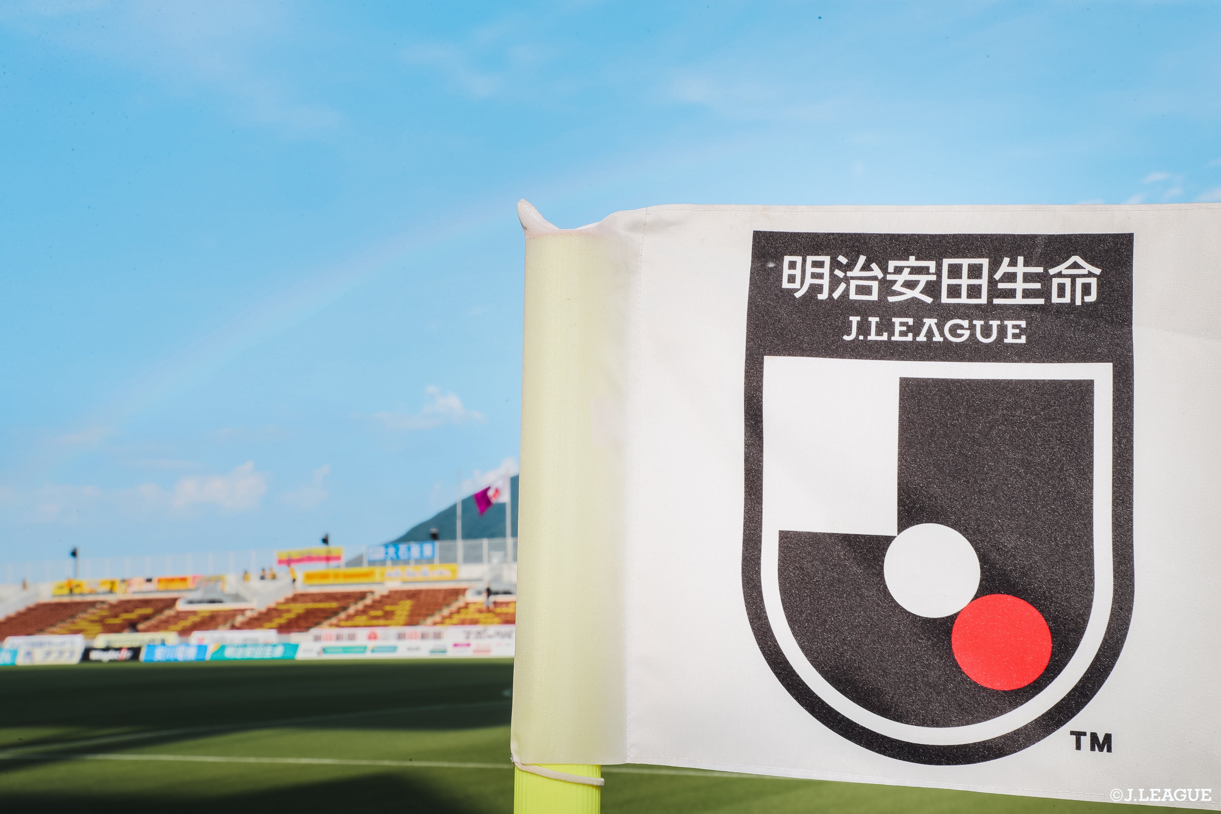 ｊリーグ 日本プロサッカーリーグ 今日は ロゴマークの日 ｊリーグのロゴマークは ｊ をかたどってデザインされていて マークの中央には日本の象徴である日の丸をイメージした赤い円が描かれています ｊリーグあいさつ ｊリーグ豆知識