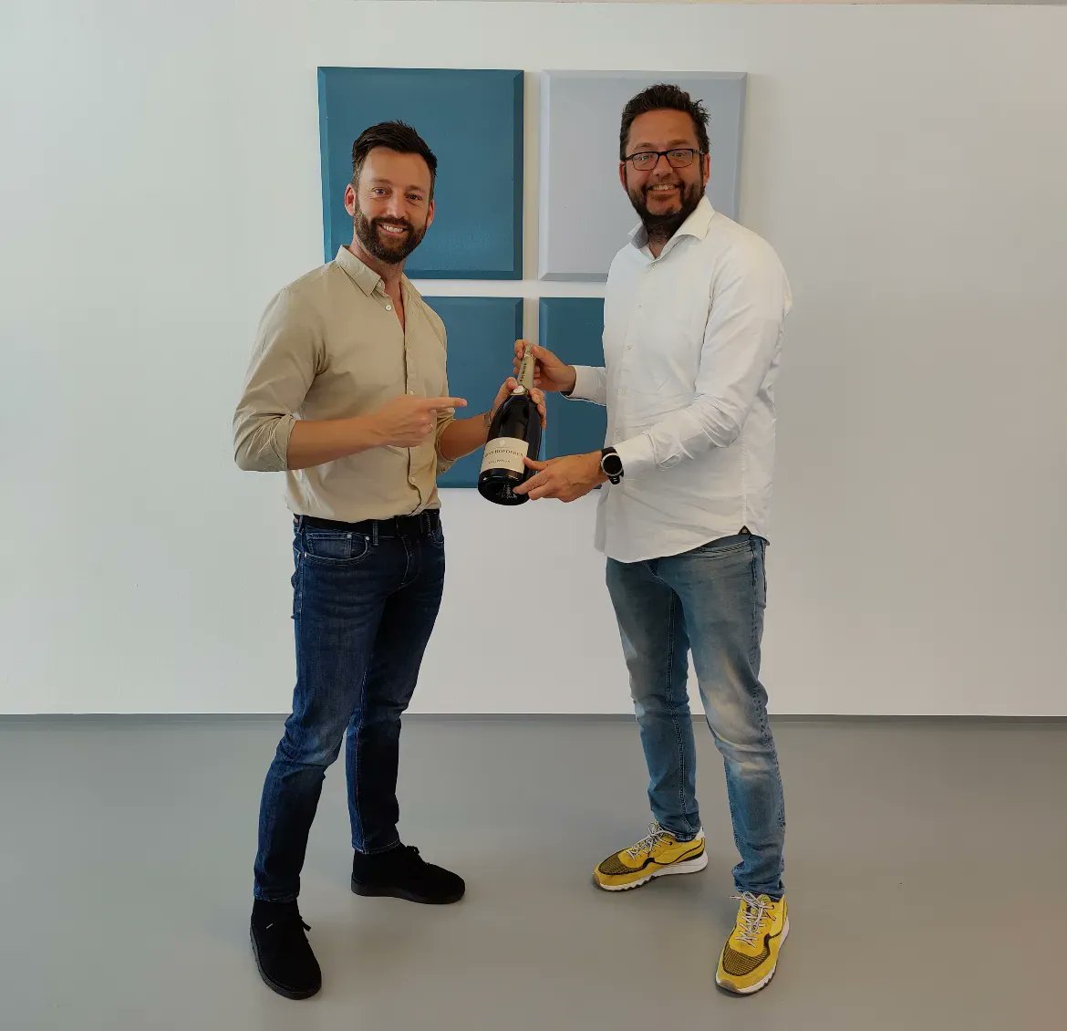 Bluace1's tweet photo. Hartelijk dank Michiel Eggens voor de champagne ter ere van het 5 jarig bestaan van Bluace Γ©n onze plek in de top 5 Cloud Partners Nederland van Continia. Daar zijn we trots op en gaan we met het hele team op proosten. πΎ
#bluace #continia #microsoft #cloud #cloudpartner https://t.co/oz63BlMXyZ