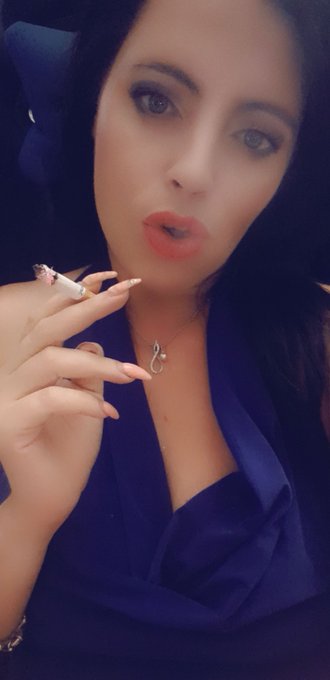 MwhaKiss go visit Onlyfans https://t.co/Kkm3xflVwn #busty #cleavage #tits #drinking #cigarette #smoke