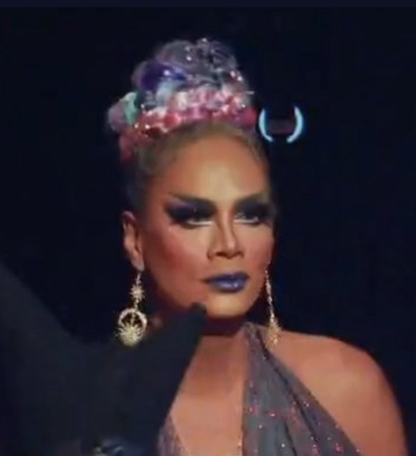 GoodeNightB1tch's tweet photo. this is a systematic attempt to break down her psyche #dragrace #allstars7 https://t.co/zJiD9A8Xo5