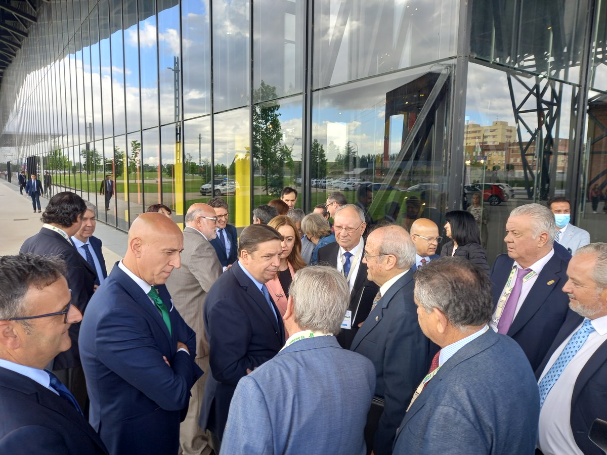 El ministro del @mapagob, <a href="/LuisPlanas/">Luis Planas Puchades</a>, llega al Palacio de Congresos y Exposiciones de <a href="/LeonAyto/">Ayuntamiento de León</a>  para clausurar el XV Congreso Nacional de Comunidades de Regantes.

#CNRLeón22 #regadío #comunidadesregantes #clausura