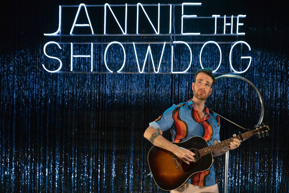 🐩 PREMIERE! Laatste kaarten vanavond en morgen voor <a href="/HenryvanLoon/">Henry van Loon</a> in @delamartheater #jannietheshowdog