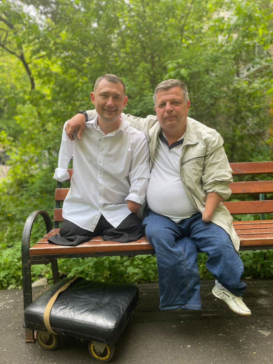 Инвалидность — это еще не потеря жизни, за жизнь надо бороться, так как она дана Богом и родителями. 

Стремитесь жить несмотря ни на что! 
Боритесь за жизнь и никогда не падайте духом!

С уважением,
Алексей Талай и Алексей Журавко