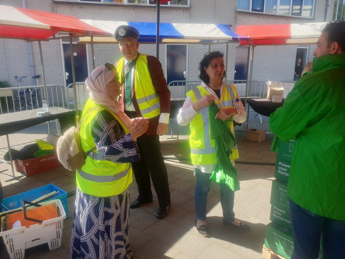 energieboxen010's tweet photo. We zijn er weer helemaal klaar voor! #Energieboxen uitdelen met besparingsadvies van de #milieucoaches in #Overschie π @milieucentrum @duurzaam010 #Stichtingpauw #Wijkenergiewerkt #Energiebank #Rotterdam. https://t.co/eUFcpBWhKH