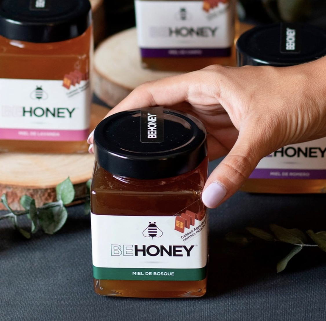 Cada una de nuestras mieles refleja la riqueza de los aromas de los paisajes donde se cosechan, con colores y texturas diferentes según estos paisajes. 

Si tienes un herbolario, tienda gourmet o de comestibles, puedes unirte a BeHoney 🍯 como punto de venta.
