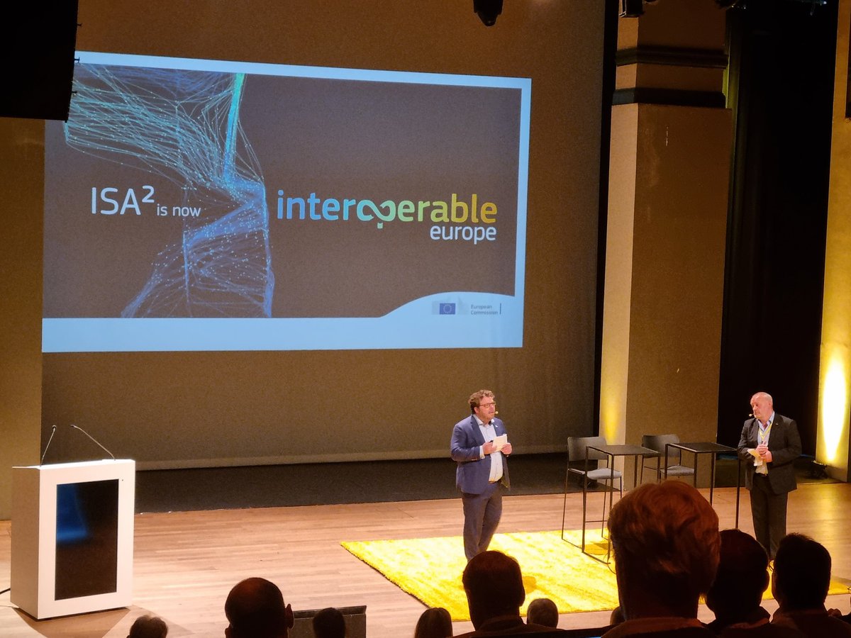 At #OSLO10 celebrating 10 years working on the Flemish standardization program that is deeply invested in Linked Data. Without OSLO, it wouldn’t have been possible to work on the #vlaamsedataspace with Linked Data Event Streams and it wouldn’t have been possible to work on Solid