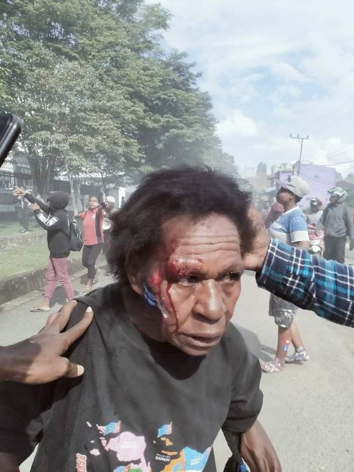 Ah saya punya mama sayang,
Watak TNI &amp; porli  pembungkaman ruang demokrasi terhadap masa aksi di Sorong dan salah satu mama Papua adalah korban intimidasi oleh Meliterisme Indonesia.

(Kelakuan militerisme sangat biadab) Saya Punya mama panjang umur  dalam perjuangan.
🙏🌹🫰💙