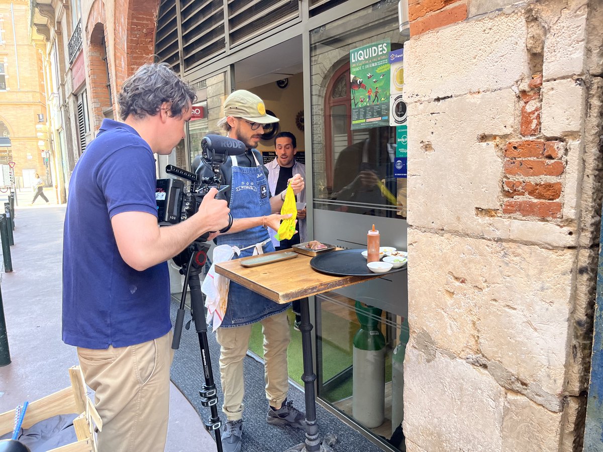 🎥En direct du #tournage au Bar à Vin @N5winebar à Toulouse. On vous prépare une surprise avec les équipes @TerredeVins 🤫, on se retrouve bientôt pour tout vous dévoiler !