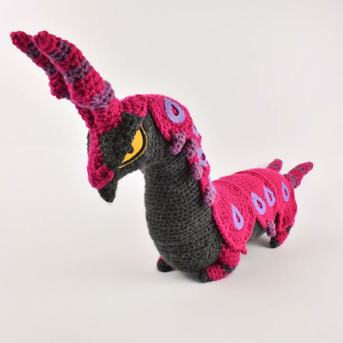 One comission was this bug type pokemon called Scolipede! It is about 50cm long and 30cm high.

#scolipede #cerapendra #bug #pokemongo #pokemoncrochet #amigurumi #crochet #häkeln #commission #ArtistOnTwitter #artist