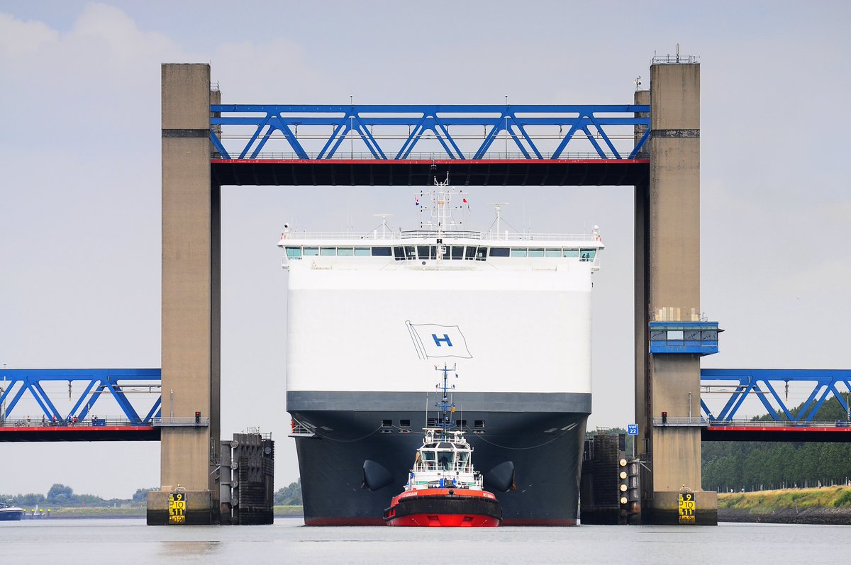 Höegh Autoliners (@hoeghautoliners) on Twitter photo Have you ever wondered how a port call for a vessel almost 200 meters long carrying up to 8,500 cars spans out?
Head over to our LinkedIn to read a description of a port call. It is pretty cool! Picture is Höegh Target at <a href="/PortOfRotterdam/">Port of Rotterdam Authority</a>
linkedin.com/feed/update/ur… Have you ever wondered how a port call for a vessel almost 200 meters long carrying up to 8,500 cars spans out?
Head over to our LinkedIn to read a description of a port call. It is pretty cool! Picture is Höegh Target at <a href="/PortOfRotterdam/">Port of Rotterdam Authority</a>
linkedin.com/feed/update/ur…