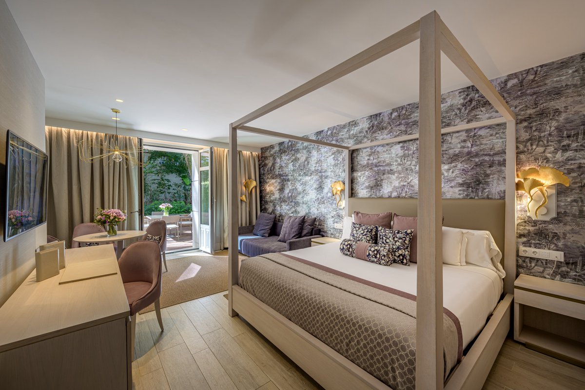 hoteles_santos's tweet photo. Nuestro #GranHotelMiramar ha sido reconocido como mejor hotel urbano de España en los #PremiosRoca a la Iniciativa Hotelera. 👏
¡Muchas gracias por este galardón! 😊
@revistgranhotel
#HotelesSantos #Málaga #CostadelSol #hoteles #hotelesMálaga #hotelesEspaña #turismo https://t.co/ZA6gQMmtJE