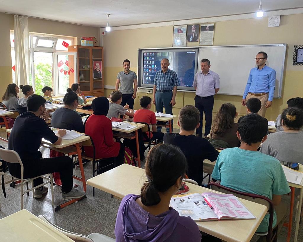 Devrek_mem's tweet photo. İlçe Milli Eğitim Müdürlüğü yöneticilerimiz, Eğerci Ortaokulu 8. sınıf öğrencilerini motivasyon amaçlı ziyaret ederek hem bakanlığımızın LGS önerilerini aktardılar hem de öğrencilere sınavda başarılar dilediler.
@tcmeb 
@il_milli 
@Devrek_mem 
@egerciokul 
#LGS https://t.co/DfqOoUvQJ4