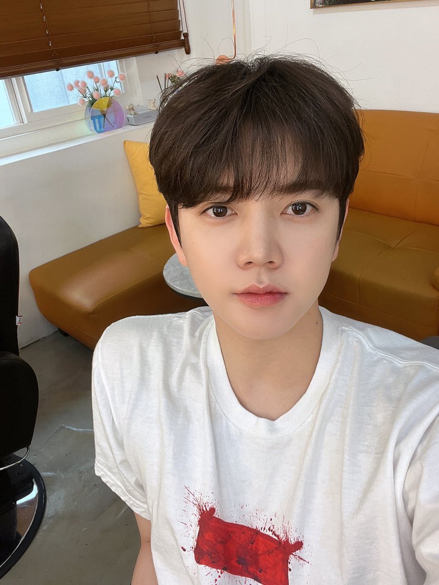 REN_BPM's tweet image. [#렌] ⏰

잠시 후 6시! SBS 파워FM &amp;lt;박소현의 러브게임&amp;gt;에 렌이 출연합니다📻
본방청취하며 금요일의 피로를 렌과 함께 날려 버려요🍃

#REN #최민기 #CHOIMINGI
#박소현의러브게임