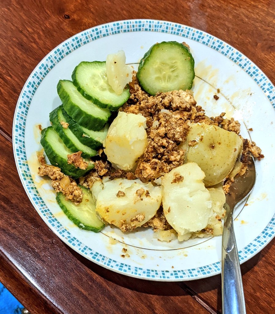 teengkoh's tweet photo. Today I made tofu rendang (calm down it's from paste lol) and served it on steamed potatoes with fresh sliced cucumber. For a treat I also had a little chocolate-mint icecream with homemade chili crisp on top. #CookingWithCOVID https://t.co/H4NbXNDzug
