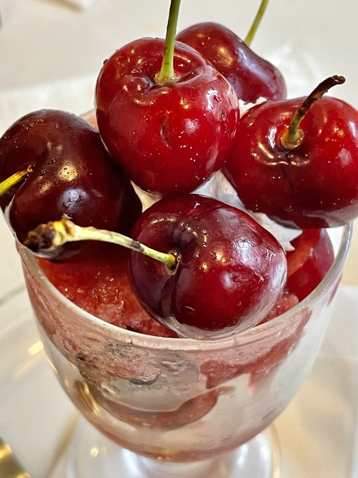 フルーツパーラーフクナガさん@fruits_fukunaga 
チェリーパフェと宮崎マンゴーパフェ
フルーツもそうだけどシャーベットがめちゃうまいやつ 