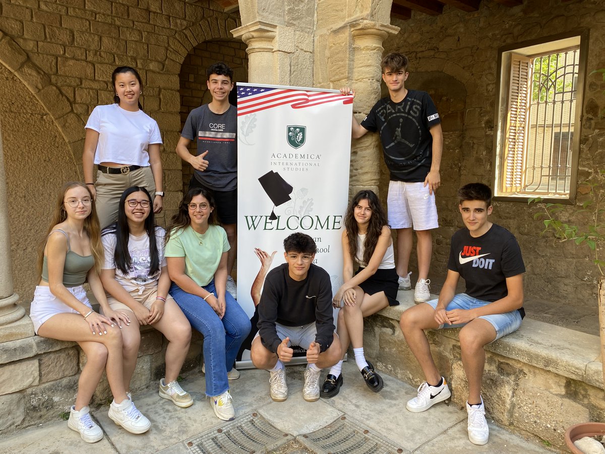 epiaigualada's tweet photo. Nova promoció del High School!

Enhorabona a la nova promoció #HighSchool de l'escola d'aquest any! 

Gràcies al #ProgramaDual, aquests alumnes de 2n de #batxillerat han obtingut la #dobletitulació que els certifica com a #alumnesamericans també! 

Congratulations!! https://t.co/rFSaCrrIA2