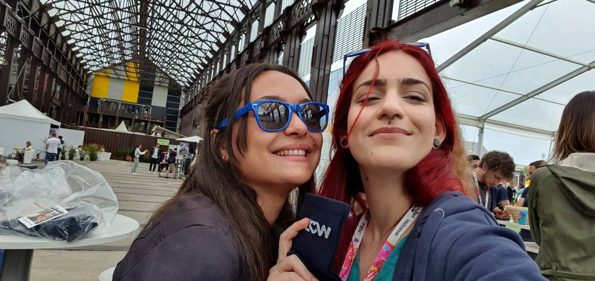 AlonahAmelie's tweet photo. Échange de goodies entre @thetribeio et @welovedevs ❤️🥰🤗
#w2d22 #W2D22 #web2day https://t.co/rT8c4Lx5WD