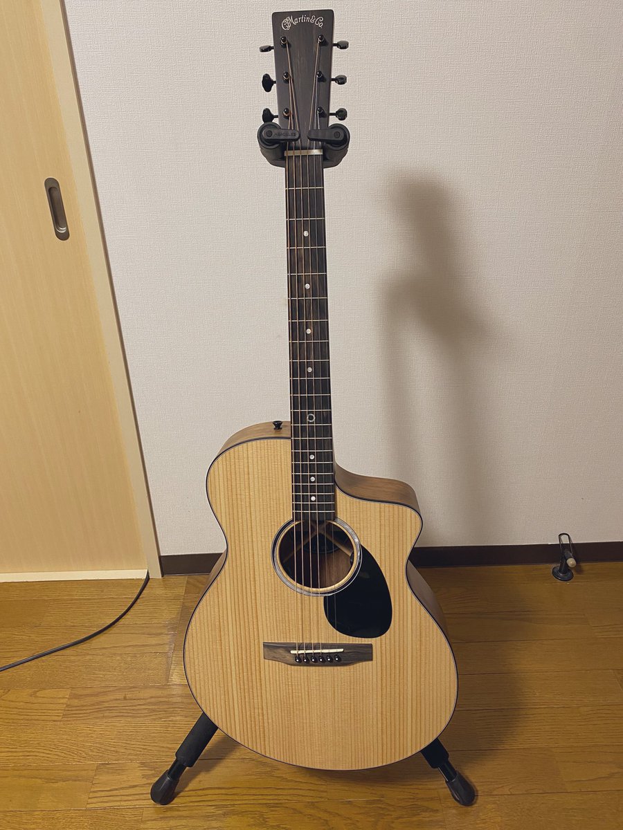 shoki_42's tweet photo. そういえば、my new gear… しました。
最近ソロギターにハマってて、ソロギター用に弾きやすいギターを探していたところ、この子にしました。
とても弾きやすいです🤤

#Martin 
#sc10e https://t.co/BEneu2Woih