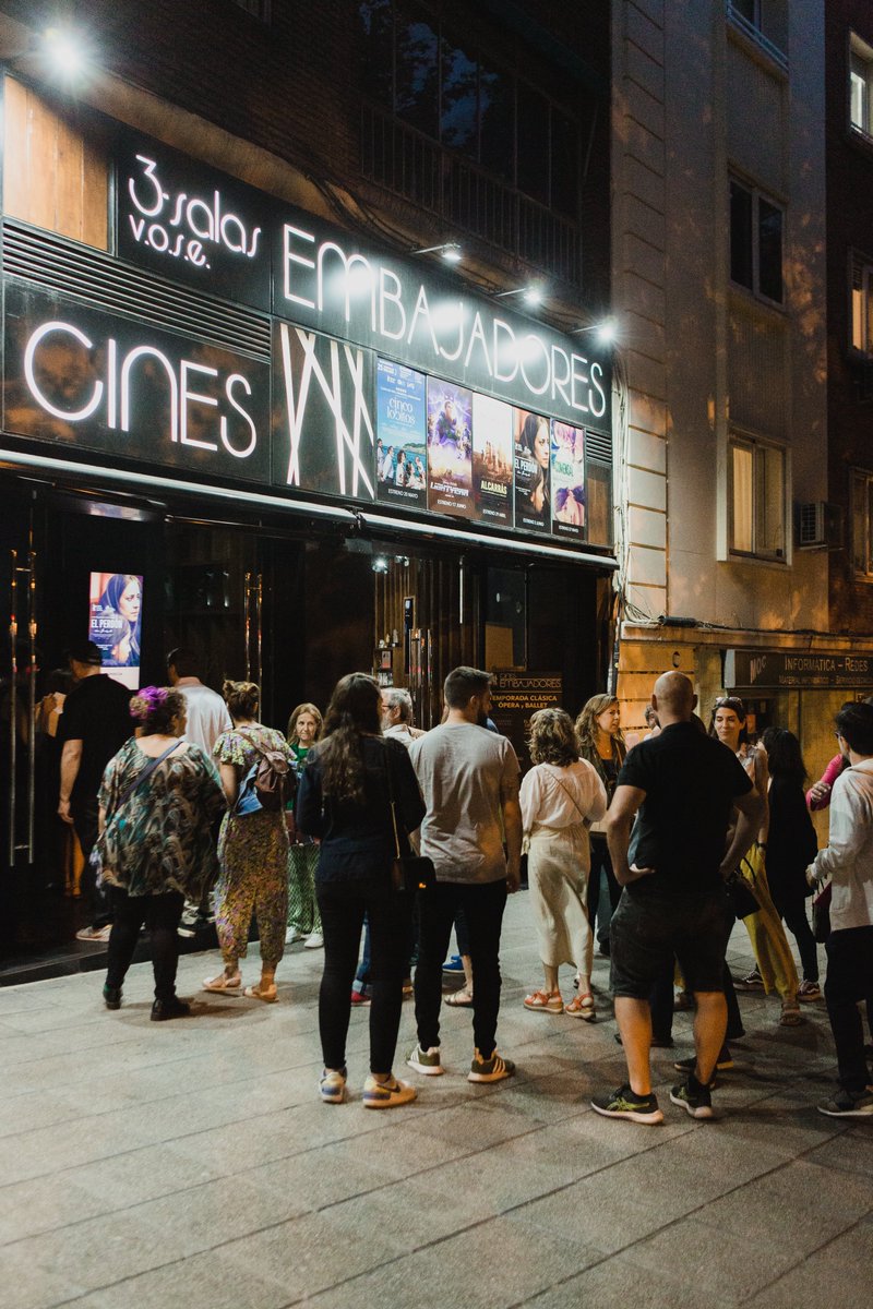estacioncinema's tweet photo. Ayer estrenamos "Vilas y sus dobles" en @CineEmbajadores 
Muchas gracias a todos los que ayer vinistéis para ver nuestro documental y pasar un rato con nosotros.
Desde hoy ya en salas de cines. 

#cine #documental #Estrenos #cinema #CinemaNews https://t.co/DXyMcrF6dI