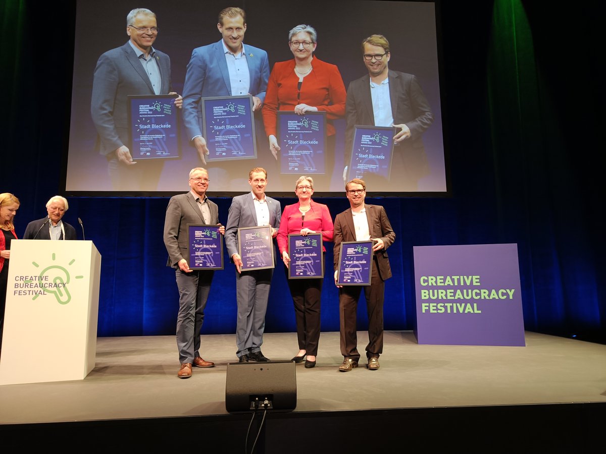 Hannah Beitzer (@hannahbeitzer) on Twitter photo Junge Leute brauchen Räume, über die sie entscheiden + in denen sie sein können, ohne Geld zu bezahlen. Deswegen haben wir der Stadt Bleckede den Award "Young Faces - Young Spaces" verliehen. Danke <a href="/klara_geywitz/">Klara Geywitz</a> für die tolle Laudatio! Mehr Info: creativebureaucracy.org/de/youngfaces/ Junge Leute brauchen Räume, über die sie entscheiden + in denen sie sein können, ohne Geld zu bezahlen. Deswegen haben wir der Stadt Bleckede den Award "Young Faces - Young Spaces" verliehen. Danke <a href="/klara_geywitz/">Klara Geywitz</a> für die tolle Laudatio! Mehr Info: creativebureaucracy.org/de/youngfaces/