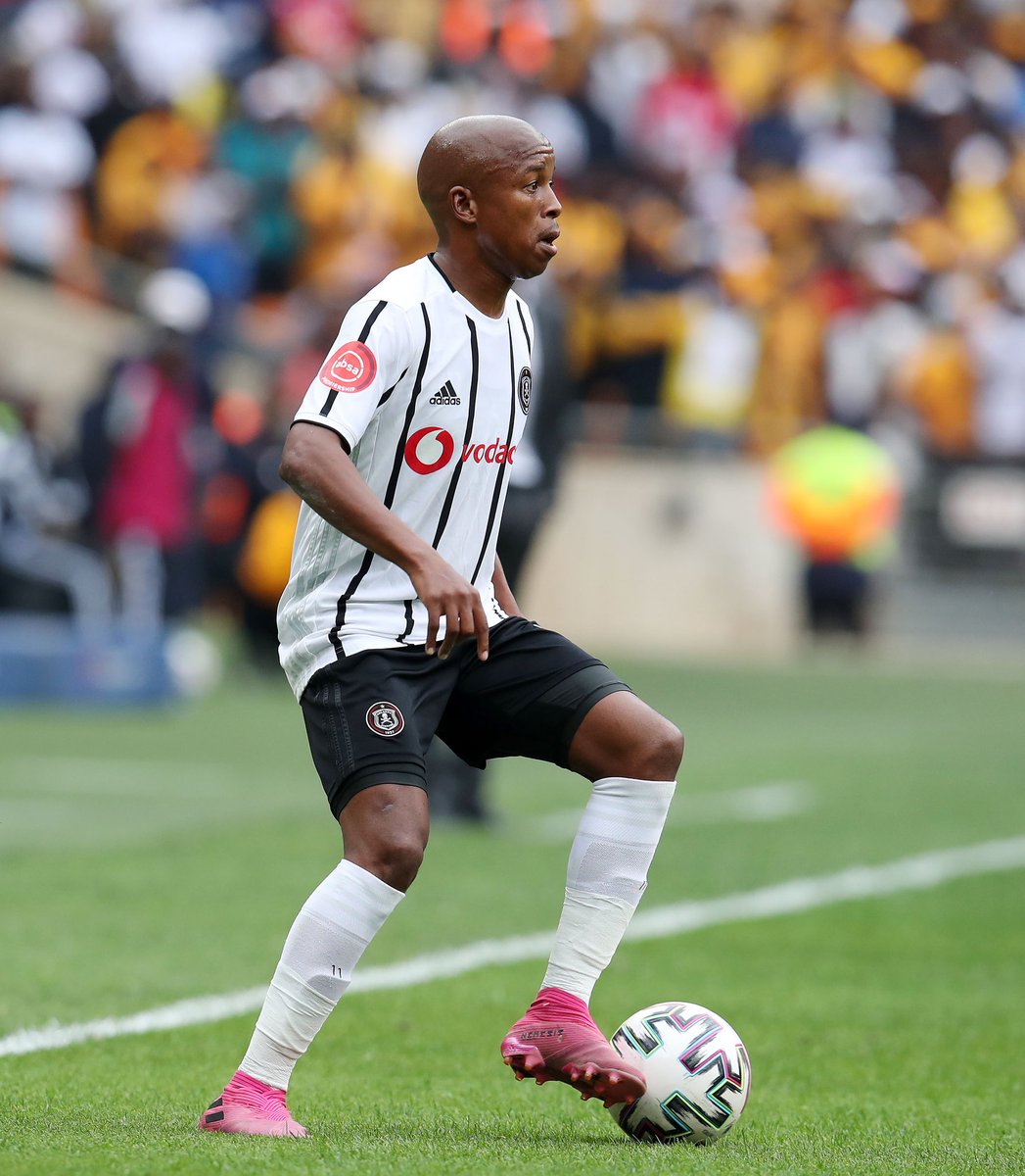 MulaloJR's tweet photo. @KaizerChiefs Please sign Luvuyo #Memela https://t.co/TonEnZAnIr