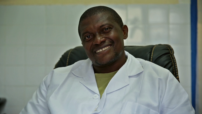 TheCameroonianZ's tweet photo. Le Dr Georges Bwelle a fourni des soins médicaux gratuits à plus de 50 000 personnes au #Cameroon.
Depuis 2008, le #CNNHeroes a aidé des milliers de personnes pauvres et vénérables dans des communautés défavorisées.
© : @BlaiseEyong https://t.co/pFJr4zqnoZ