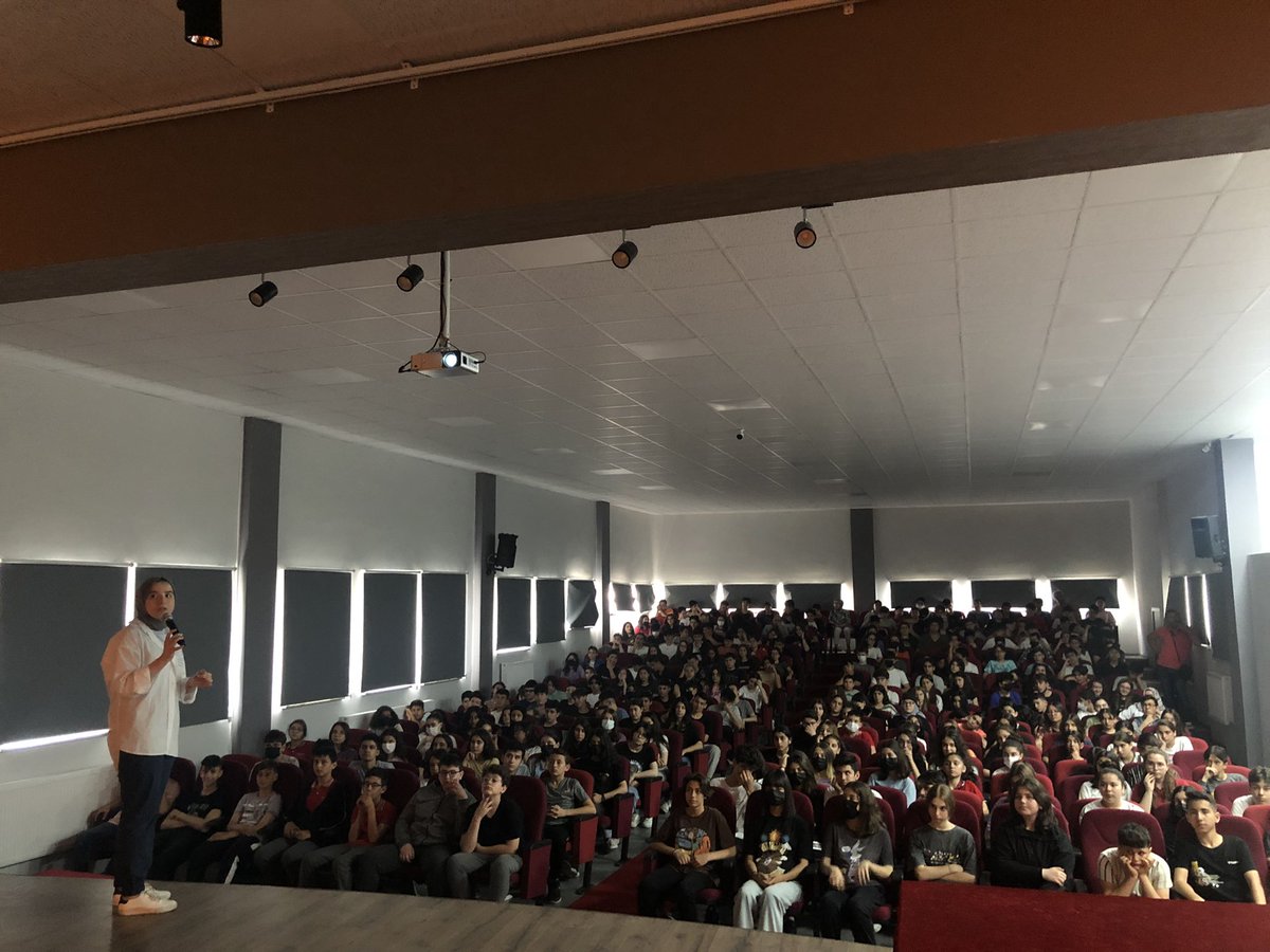 Okulumuzda 8. Sınıf öğrencilerimize Merkez Anadolu İmamhatip Lisesi tanıtımı gerçekleştirildi. Tanıtım için gelen rehber öğretmenimize ve görevli öğrenciye teşekkür ederiz👏👏👏<a href="/PeyamiSOO/">PEYAMİ SAFA ORTAOKULU</a> @serkangur_bursa <a href="/yildirimilcemem/">Bursa Yıldırım İlçe Milli Eğitim Müdürlüğü</a> #lisetanıtımı #LGS2022