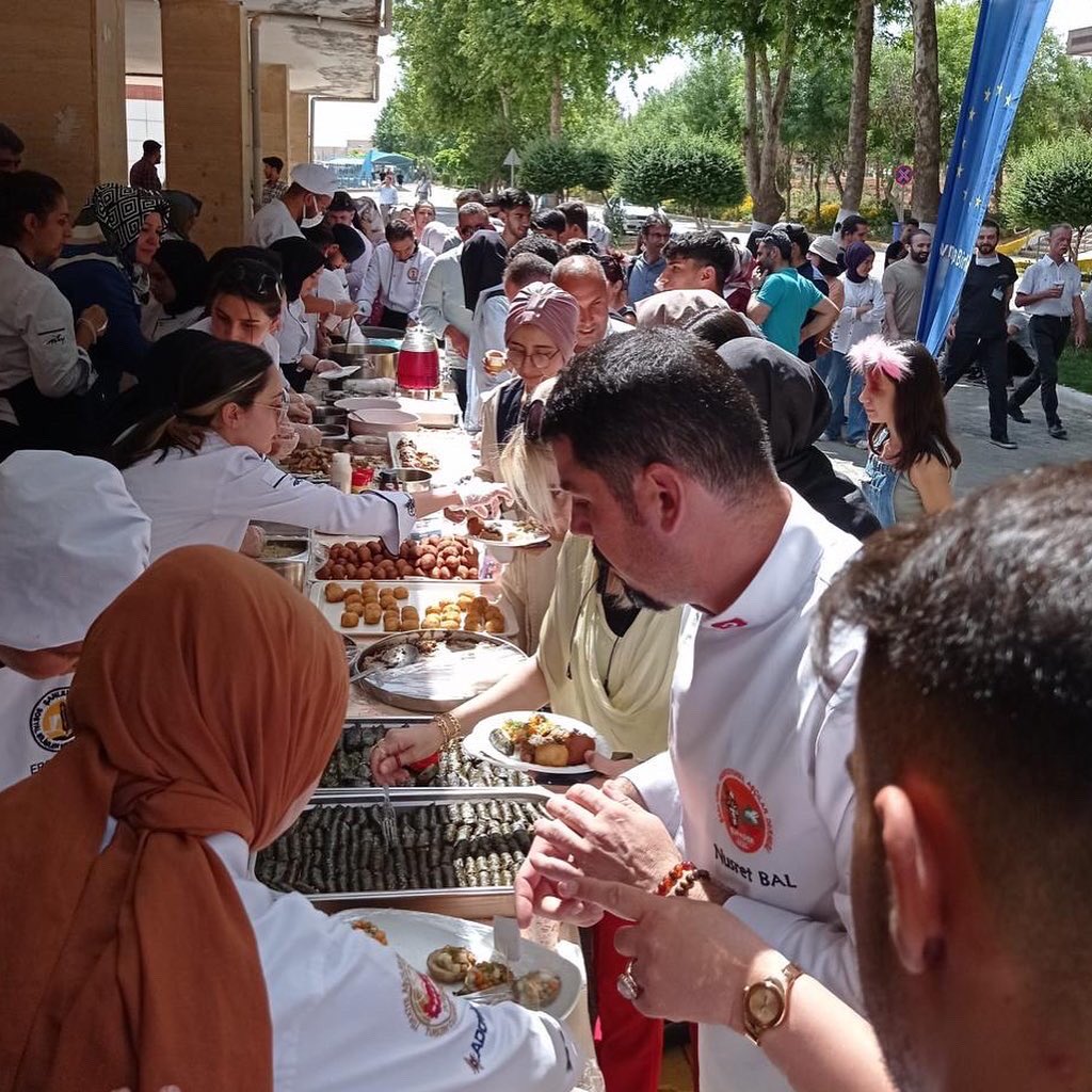 EUDelegationTur's tweet photo. Visitors tried common tastes of Turkish and European cuisines with accompaniment of informative presentations at
#EuropeDay and #EuropeanYearofYouth events hosted by @ABBMSanliurfa; combined with #HarranUniversity spring fest.   #EYY2022 https://t.co/OIwfy2x1Xa