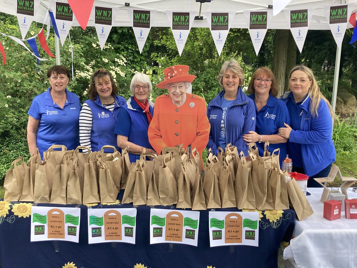 WiganCouncil's tweet photo. 👑 The gates are open at Pennington Hall Park in Leigh for our Mayor’s Gala
🕙 We’re here until 4pm, please join us for day two of our #platinumjubilee celebrations 
🌤 The sun is poking through the clouds! https://t.co/MwIo257W55