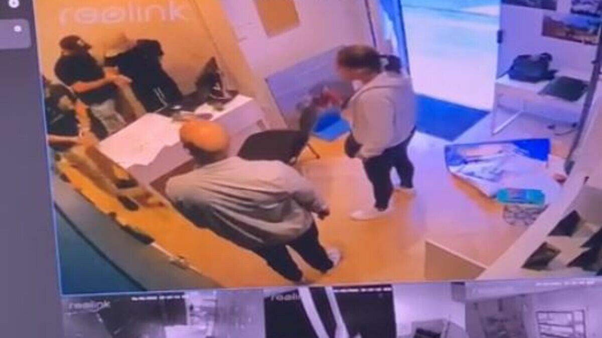 Pensant avoir affaire à un braquage, la BAC intervient lors d'un escape game à Paris et menotte deux joueurs en pleine partie. 

Les jeunes ont tenu tête aux policiers, pensant que c’était des comédiens
➡️ l.leparisien.fr/RpoM