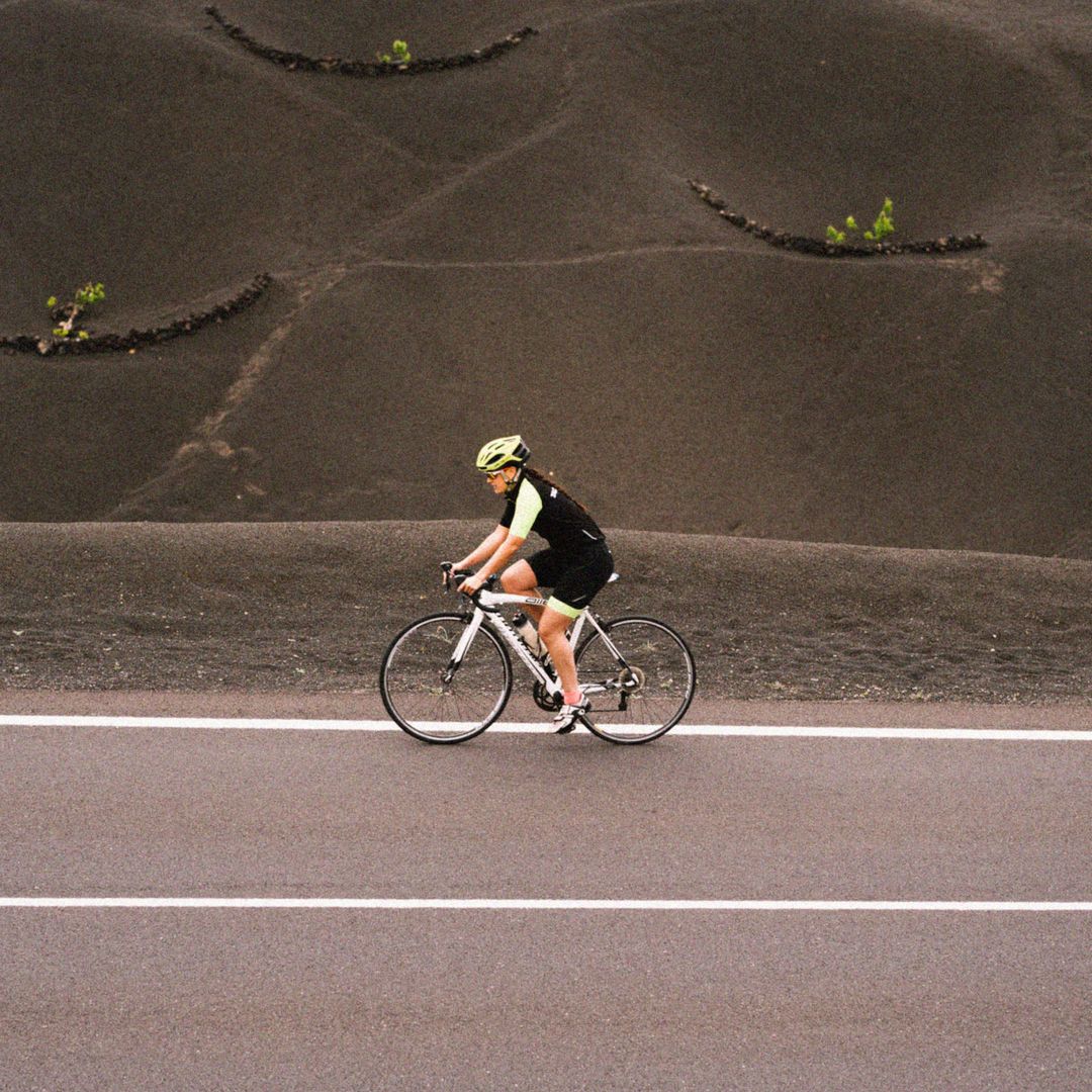 Hoy es el #DiaMundialDeLaBicicleta y qué mejor manera de celebrarlo que con una ruta por los paisajes más impresionantes de #Lanzarote a dos ruedas 🚴‍♀️. brclo.com/3Q1kRRS