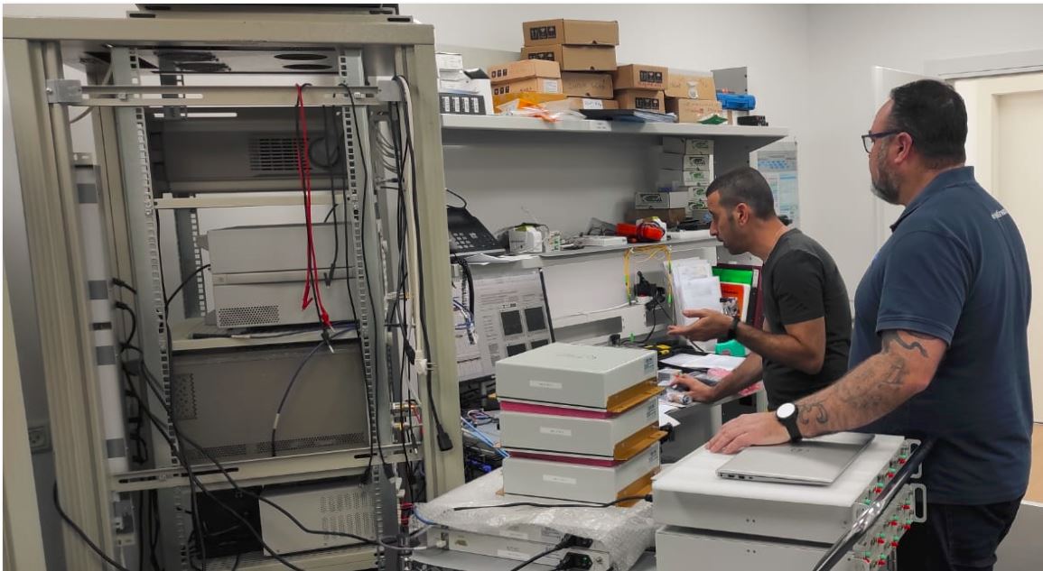 RF_Optic's tweet photo. Jason Owen (on the right), the managing director of @RF_Optic's distributor @D2nPty, visited our lab.
#jasonowen #ozabramson #rfoptic #d2n #rfoverfiber #opticaldelayline https://t.co/oQmkHgfx9D