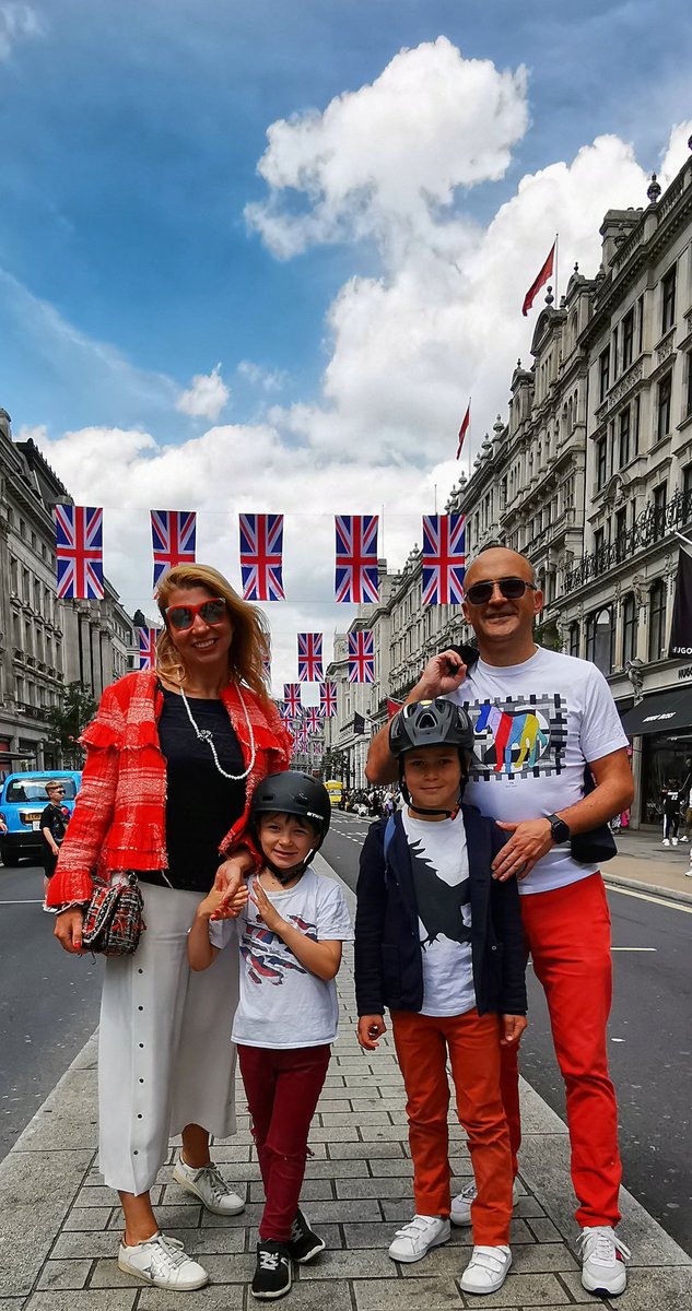 Huge crowds & a joyous historical celebration 🇬🇧 😍#platinumjubilee #Mayhalfterm in London spoils rotten, so much love to the coolest Queen the kids reckon: Queen Elizabeth II❤️ #culturedkids adore their city @MO_HOTELS to kick off with royal icecreams, cocktails & canapés 🎉