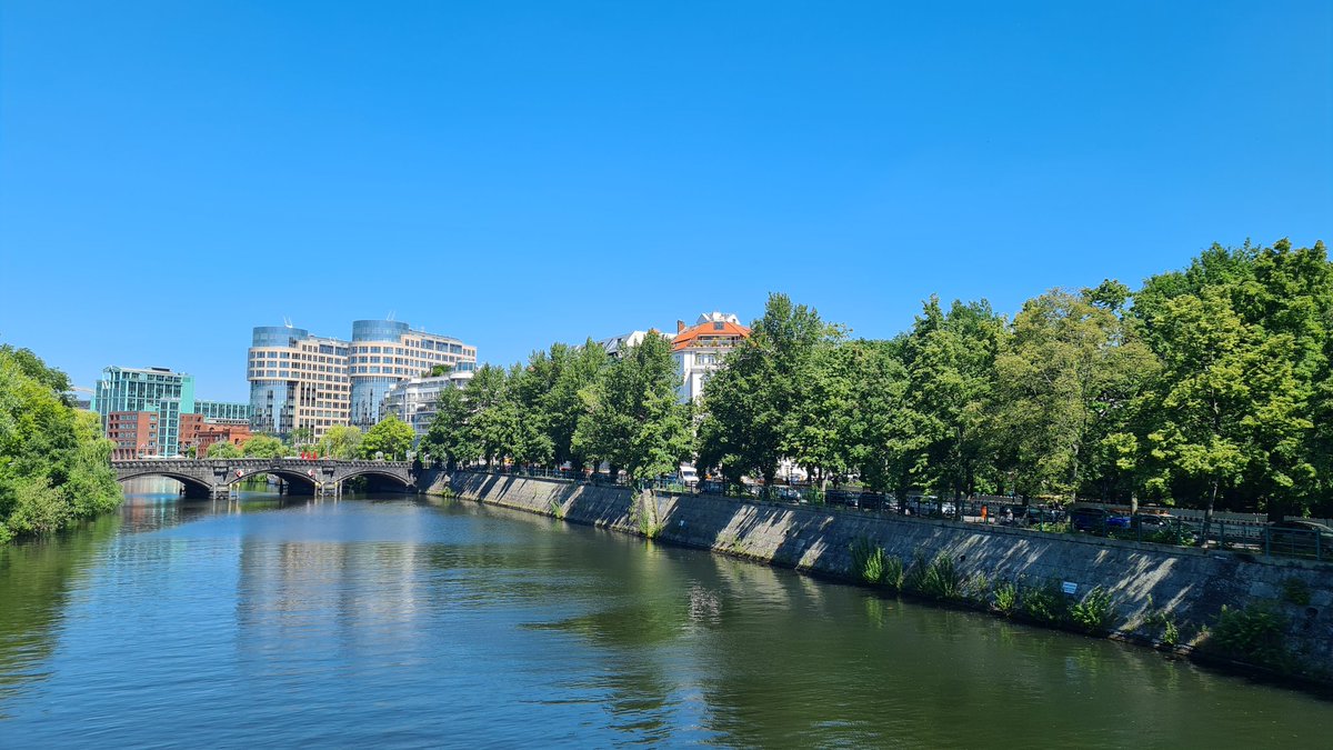 Dolmetschbar's tweet photo. Nach einem über zweistündigen #Simultandolmetschen Deutsch-#Tschechisch beim #Amtsgericht die Sonne in #Berlin genießen. #xl8 https://t.co/54vgAQxuby