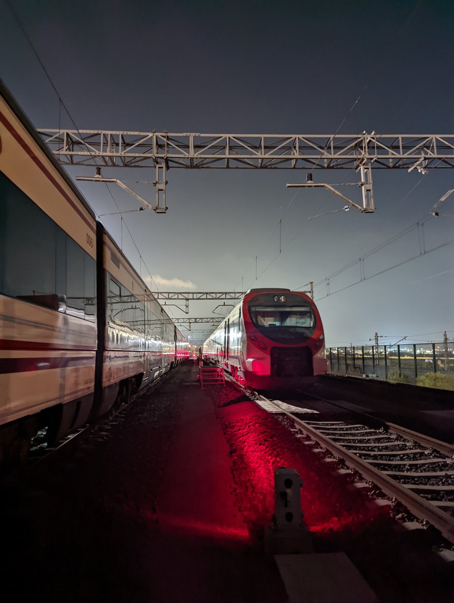 carrasca89's tweet photo. Aquí "duermen" los dos primeros trenes de Xàtiva (foto del Miércoles jaja) https://t.co/jgSz6oyHcI