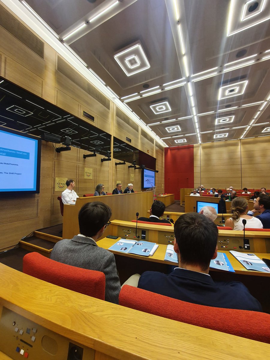 Alice_Bosler's tweet photo. Passionnant colloque sur le rail ce matin au Sénat organisé par @JacquesFernique et @EelvTransports : comment améliorer les services aux usagers et la part modale du train, l'efficacité des infrastructures ?
A l'heure de l'urgence climatique, donnons la priorité au train !🚆 https://t.co/Lfas4x2K6y