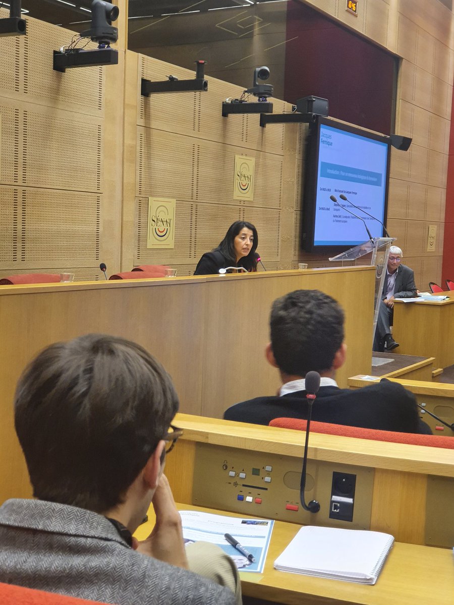Alice_Bosler's tweet photo. Passionnant colloque sur le rail ce matin au Sénat organisé par @JacquesFernique et @EelvTransports : comment améliorer les services aux usagers et la part modale du train, l'efficacité des infrastructures ?
A l'heure de l'urgence climatique, donnons la priorité au train !🚆 https://t.co/Lfas4x2K6y