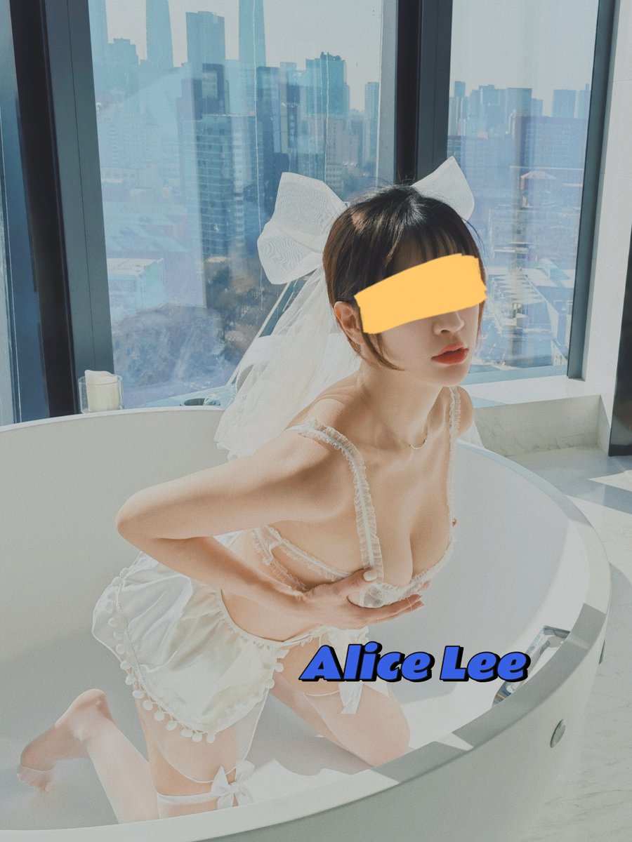 最近打算发一组胶片感的新娘了。午后，她望向你的眼神是那么无辜，可是她红唇却在微张着，在翘起臀，托着胸。这让我迷惑，到底是诱惑还是清纯。 #私房写真 #私房攝影 #私房模特 #胶片 #胶片私房 #反差 #性感新娘 https://t.co/rDutyrqW2u
