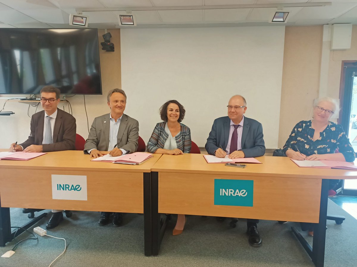 INRAE_BFC_Dijon's tweet photo. Signature de convention d’objectifs et de moyens @Univ_BFC @univbourgogne @InstitutAgroDjn @INRAE_France pour consolider et élargir leurs collabs scientifiques et réalisations sur les thématiques écologie microbienne et de la transition agroécologique et alimentaire ! https://t.co/StLqtw6QUl
