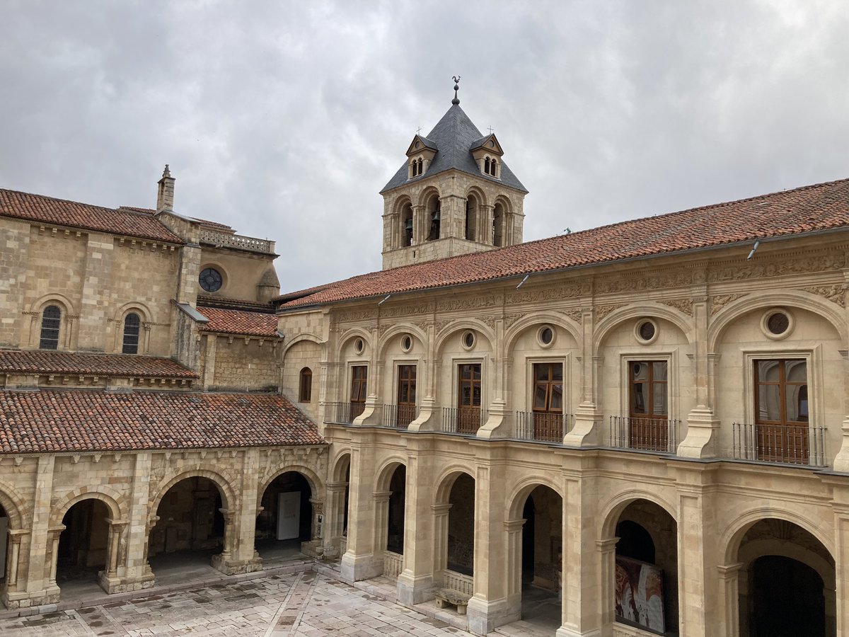 VeroSinmapa's tweet photo. ✨¿Sabías que en el Claustro Románico de San Isidoro, el más antiguo de España, fue donde celebraron las Cortes de León de 1188 –al comienzo del reinado de Alfonso IX-? Hagas lo que hagas en León, no te vayas sin visitar la basílica y su museo, son increíbles😍#LeónLoTienesCerca https://t.co/33pzwxVWub