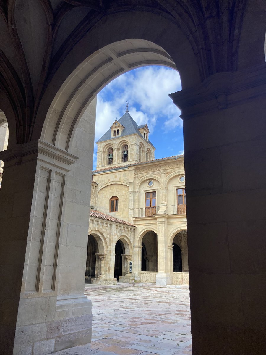VeroSinmapa's tweet photo. ✨¿Sabías que en el Claustro Románico de San Isidoro, el más antiguo de España, fue donde celebraron las Cortes de León de 1188 –al comienzo del reinado de Alfonso IX-? Hagas lo que hagas en León, no te vayas sin visitar la basílica y su museo, son increíbles😍#LeónLoTienesCerca https://t.co/33pzwxVWub