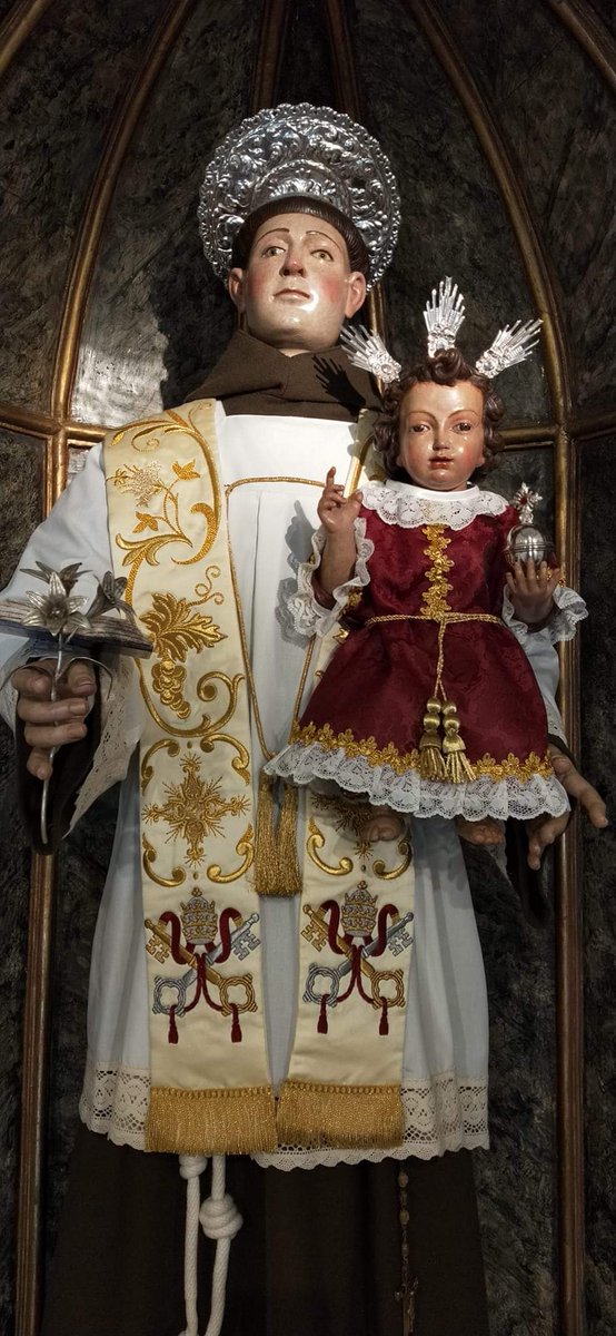 lapasionenceuta's tweet photo. El #Santo #Paudeno se encuentra ya se encuentra #ataviado de sacerdote a la espera de su Romería, en ésta ocasión estrena roquete que ha sido, confeccionado y donado por una hermana de la #Cofradía y el #DivinoNiño estrena traje, que ha donado por una #devota del #Santo. https://t.co/K1Po7wdGgq