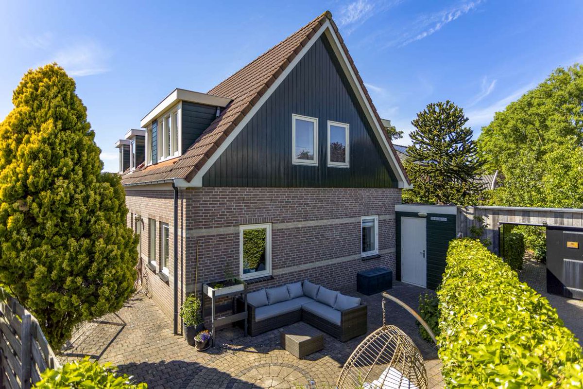 🏡Doorbraak 1-a te Warmenhuizen

Prachtig afgewerkte 2/1 kapwoning midden in het gezellige dorpscentrum van Warmenhuizen!

Menno laat deze prachtige woning graag aan u zien!
📞0226-315341 of 📞072-5113504

👉 riddermakelaars.nl/woningen/warme…