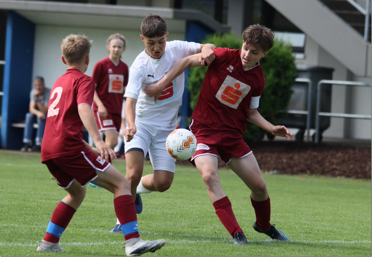 CollegBernardi's tweet photo. Mehrerau gewinnt Schülerliga-Landesfinale: Das von Simon Getzner &amp; Michael Fuchs betreute Team gegen die SMS Nenzing durch &amp; vertritt nun die Farben Vorarlbergs beimBundesfinale. Gratulation an alle &amp; alles Gute in Salzburg! #collegiumbernardi #mehrerau #wirsindmehrerau https://t.co/wrRafflAWo
