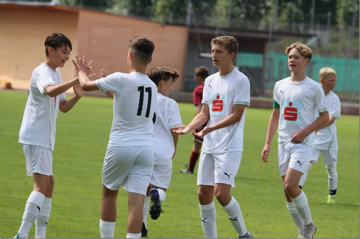 CollegBernardi's tweet photo. Mehrerau gewinnt Schülerliga-Landesfinale: Das von Simon Getzner &amp; Michael Fuchs betreute Team gegen die SMS Nenzing durch &amp; vertritt nun die Farben Vorarlbergs beimBundesfinale. Gratulation an alle &amp; alles Gute in Salzburg! #collegiumbernardi #mehrerau #wirsindmehrerau https://t.co/wrRafflAWo